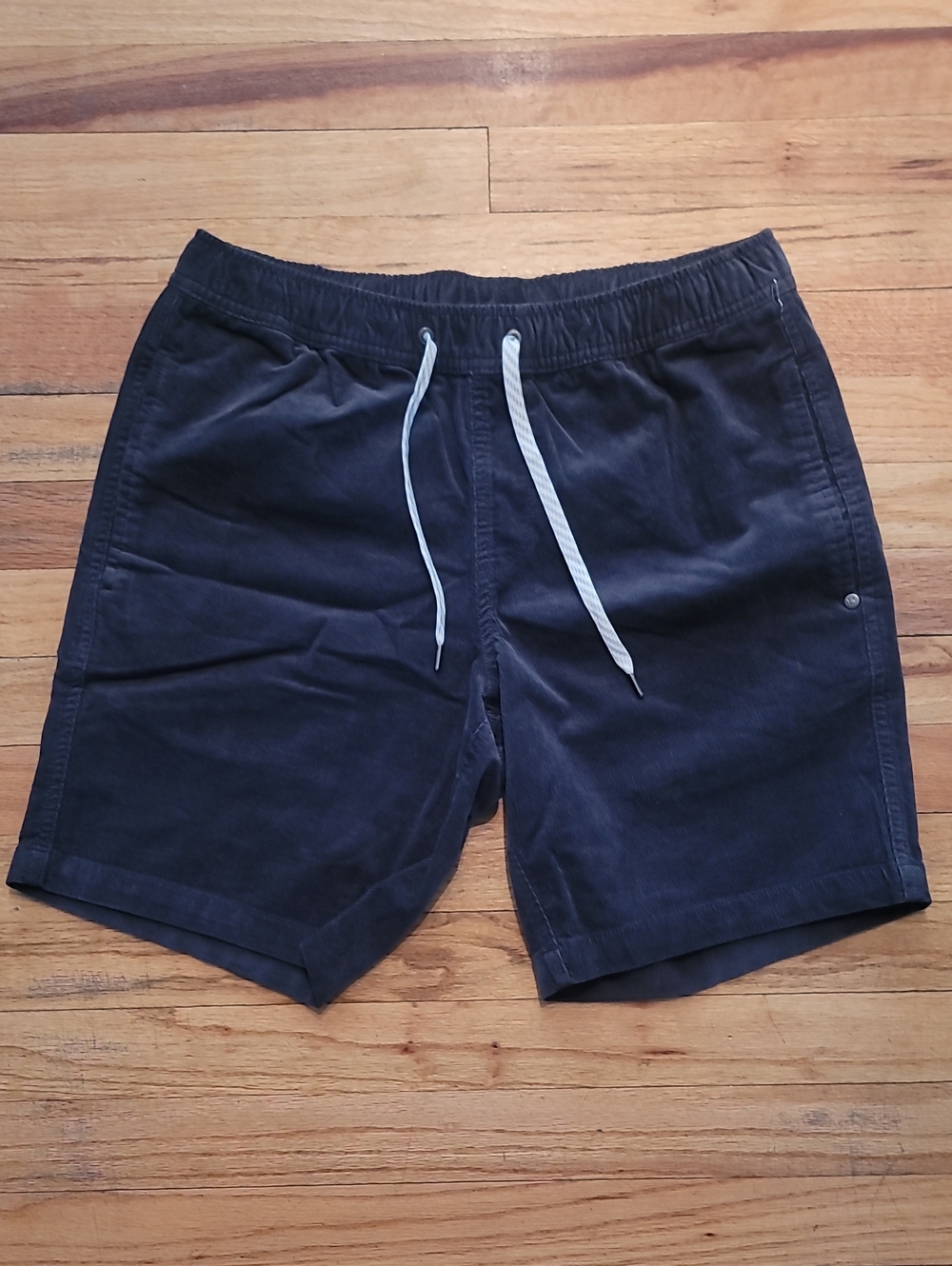 Vuori Optimist Gray Pull-On Shorts with White Drawcord NWOT